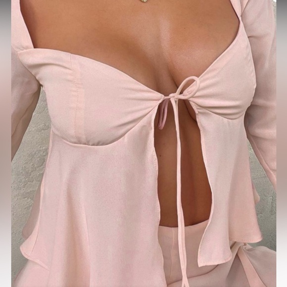Princess Polly Tops - NWT Princess Polly Light Pink blouse with tie-front‎ Flowy long sleeves Size 4